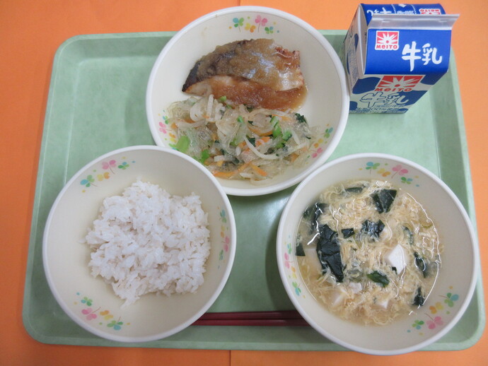 2月24日の給食 ご飯 かきたま汁 ぶりのみぞれがけ 糸寒天のあえもの 牛乳