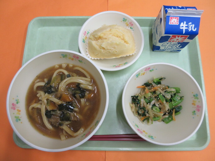 2月25日の給食 カレーうどん 小松菜のあえもの チーズ蒸しパン 牛乳