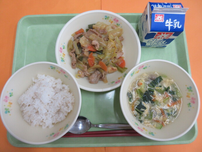 2月26日の給食 ごはん 回鍋肉 チンゲン菜のスープ 牛乳