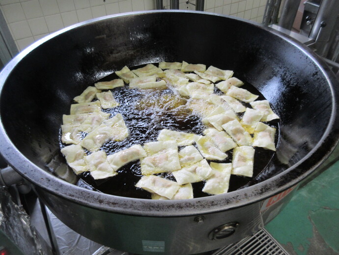 じゃがれんチーズパイを油で揚げていることろ