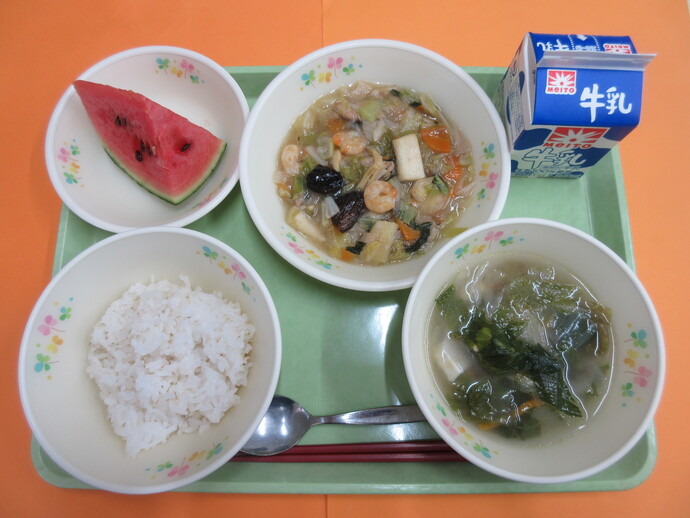 6月17日の給食　ご飯 八宝菜 レタスのスープ 小玉すいか 牛乳
