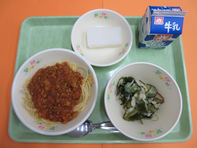 6月18日の給食　スパゲティ　カレーミートソース 海藻サラダ サワーかん 牛乳