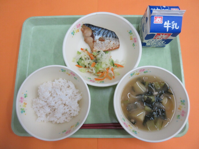 6月19日の給食　ご飯 みそ汁 さばのにんにく焼き 即席漬け 牛乳