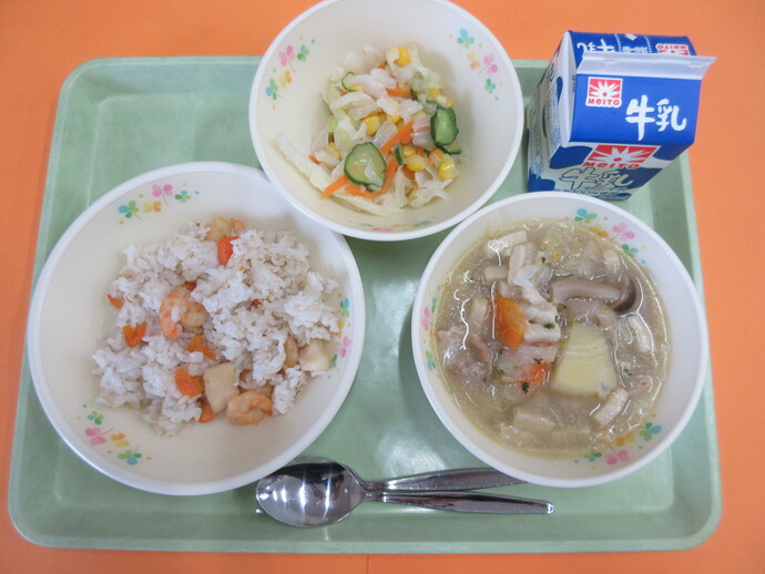 6月20日の給食　シーフードピラフ ペイザンヌスープ コーンサラダ 牛乳