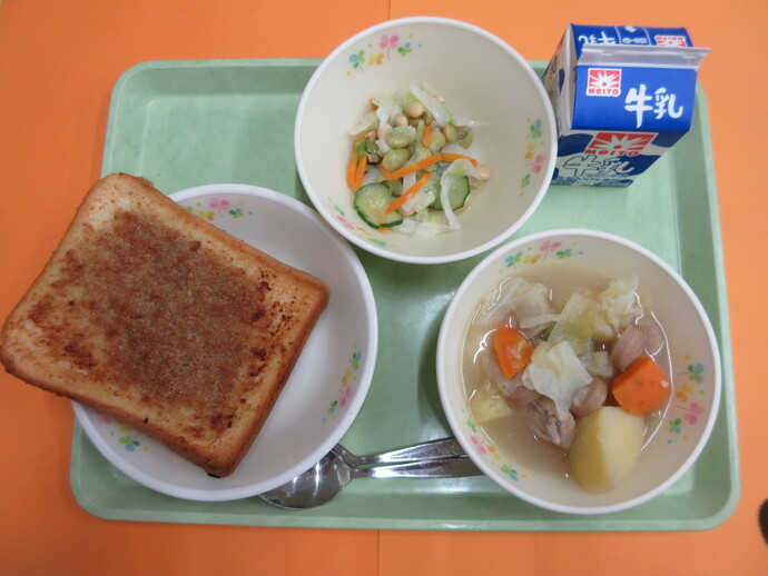 6月24日の給食　セサミトースト チキンポトフ ビーンズサラダ 牛乳