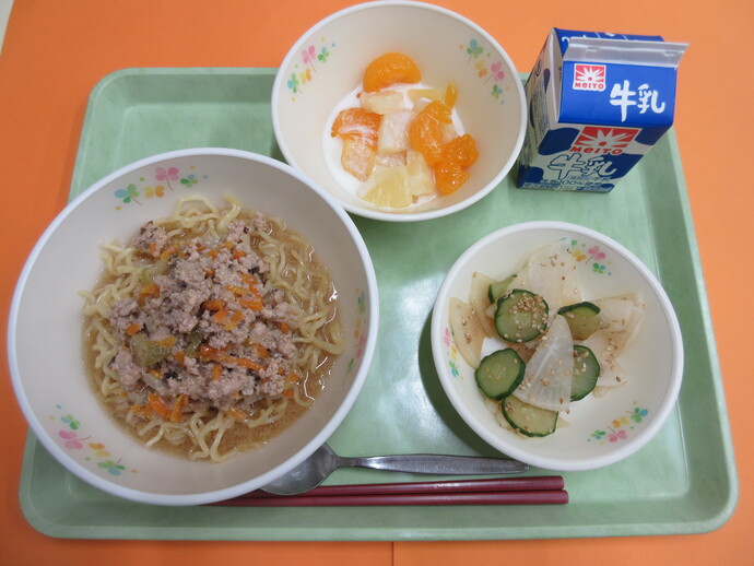 6月25日の給食　担々麺 華風漬け フルーツヨーグルトがけ 牛乳