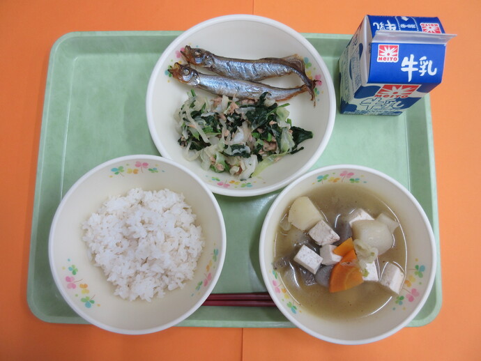 6月26日の給食　ご飯 けんちん汁 焼きししゃも 野菜とツナのあえもの 牛乳