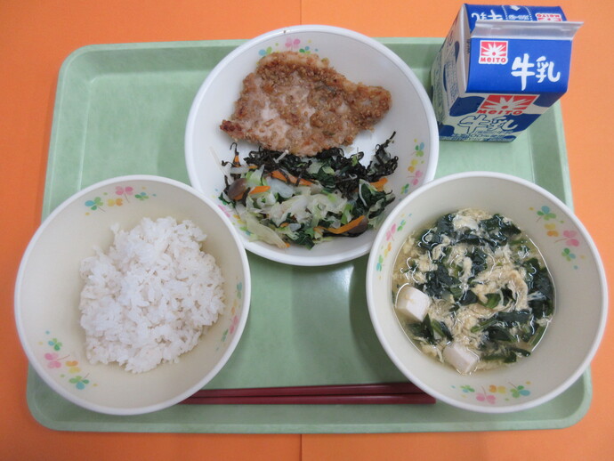 6月27日の給食　ご飯 かきたま汁 豚肉のごまみそ焼き 磯あえ 牛乳