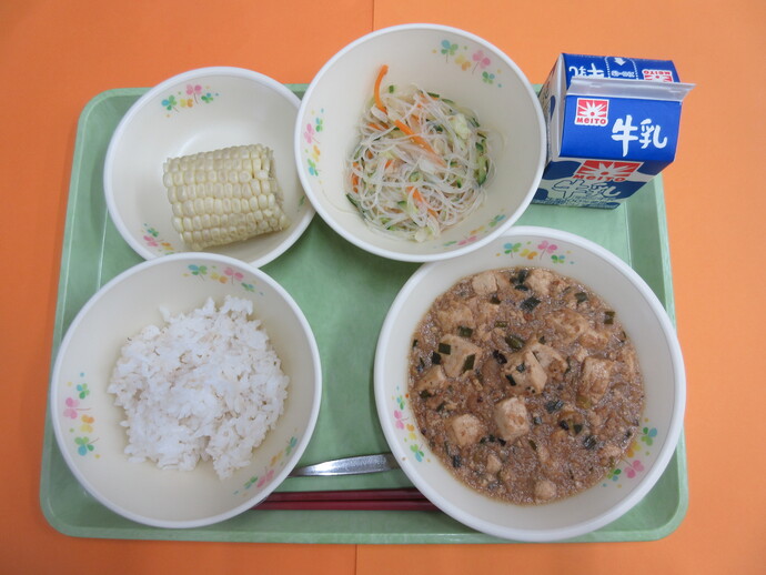 6月30日の給食　ご飯 マーボー豆腐 バンウースー ゆでとうもろこし 牛乳