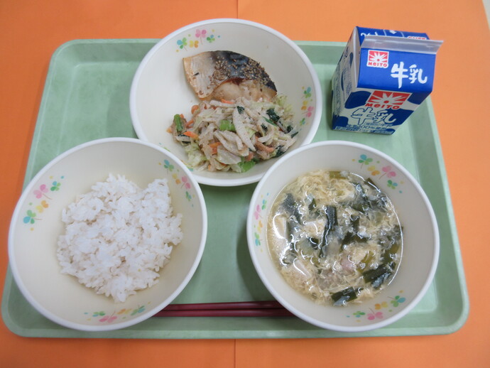7月1日の給食　ご飯 にらたま汁 さばの南部焼き 茹野菜のごまだれかけ 牛乳