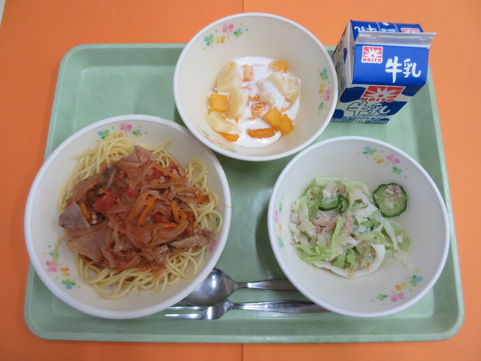 7月2日2の給食　スパゲティアラビアータ ツナサラダ フルーツヨーグルトがけ 牛乳