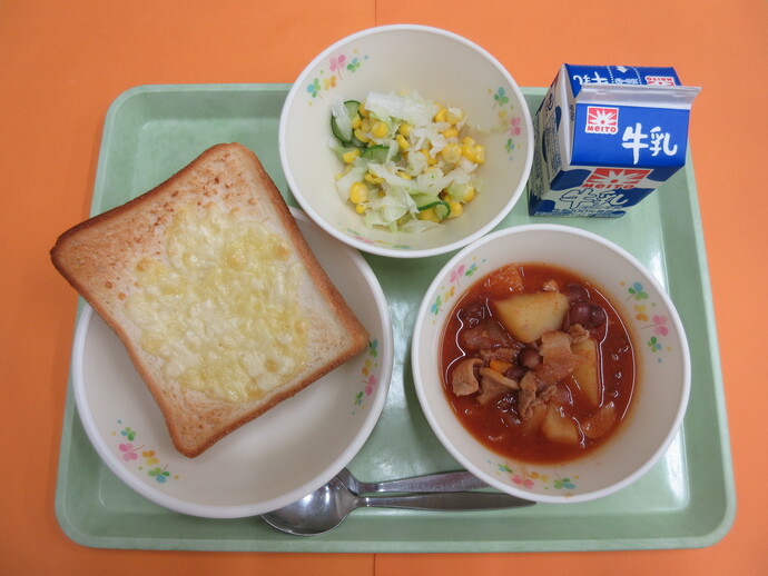 9月4日の給食　チーズトースト チリコンカン コーンサラダ 牛乳