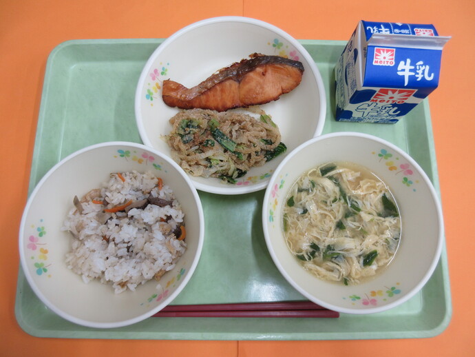 9月5日の給食　かやくご飯 むらくも汁 鮭の塩焼き ごまあえ 牛乳
