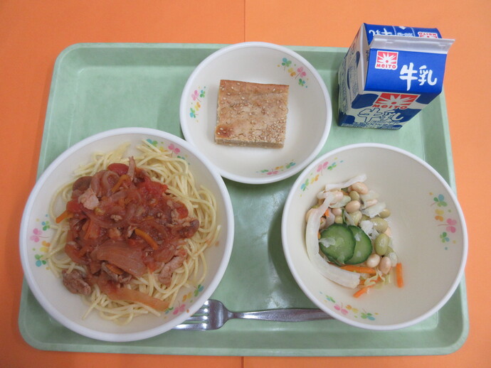 9月10日の給食　スパゲティトマトソース ビーンズサラダ セサミケーキ 牛乳
