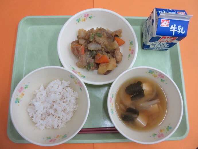 9月11日の給食　ご飯 味噌汁 肉じゃが 牛乳