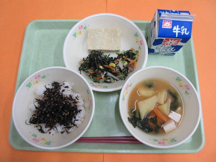 9月17日の給食　ご飯 手作りひじきふりかけ 五目みそ汁 たまご焼き 磯あえ 牛乳