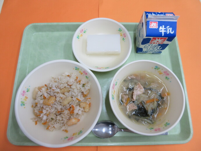 9月18日の給食　シーフードピラフ 野菜スープ サワーかん 牛乳