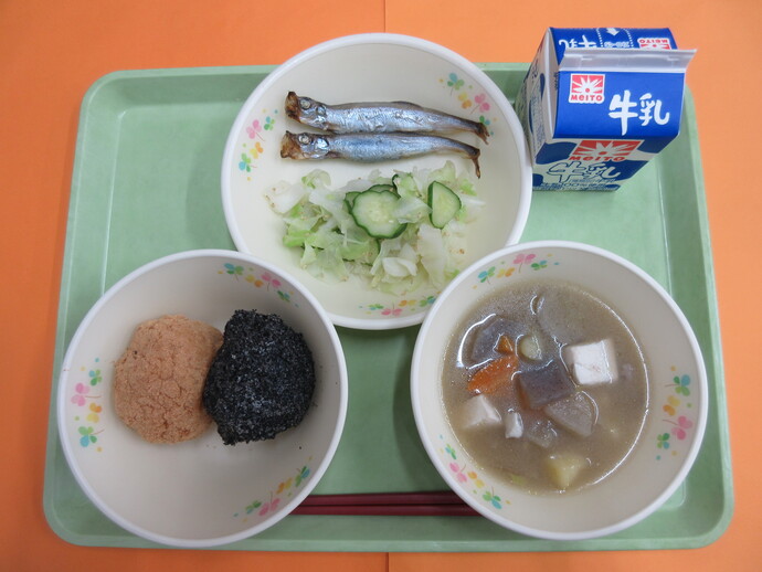 9月22日の給食　おはぎ 豚汁 焼きししゃも キャベツの即席漬け 牛乳