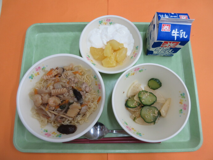 　9月26日の給食　あんかけ焼きそば 大根ときゅうりのごま風味 フルーツヨーグルトがけ 牛乳