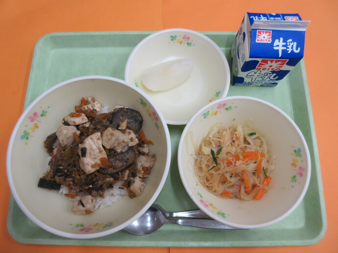9月29日の給食　麻婆なす丼 バンウースー 梨 牛乳