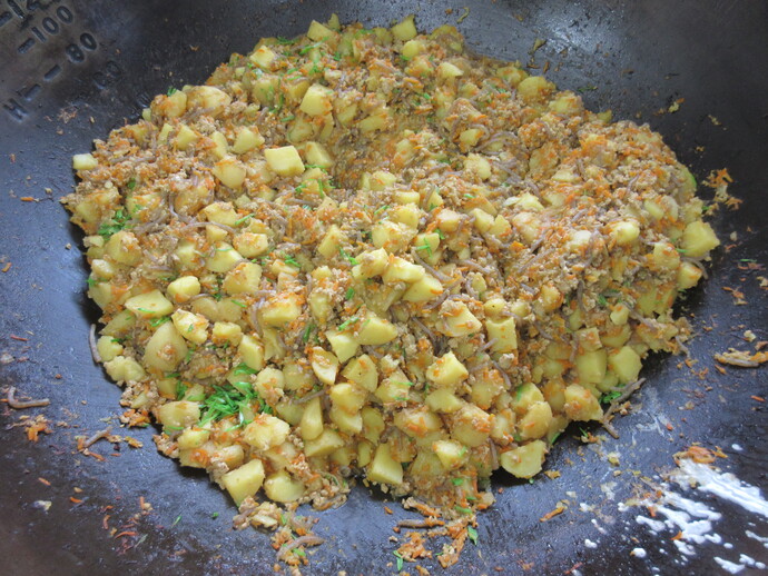 じゃが芋のそぼろ煮調理の様子