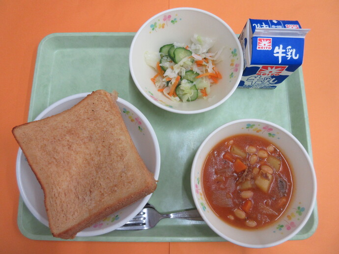 10月2日の給食　きなこトースト ポークビーンズ フレンチサラダ 牛乳