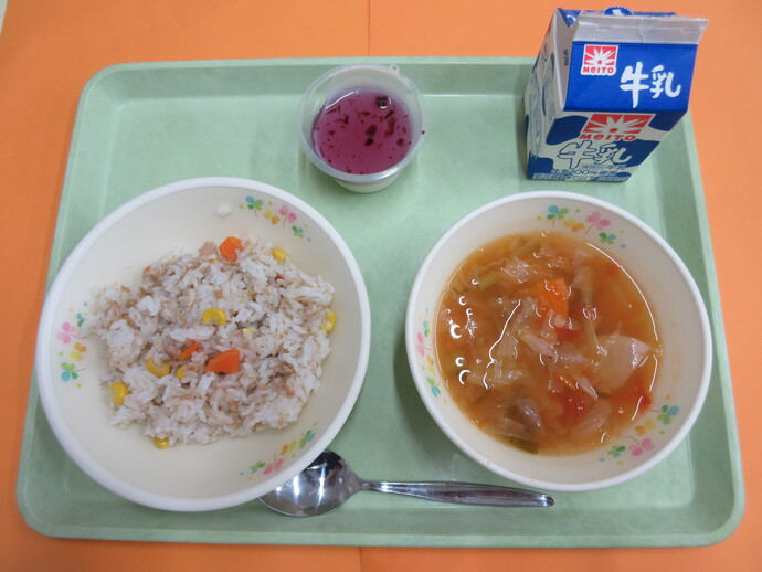 10月10日の給食　ツナピラフ レンズ豆のスープ パンナコッタ(ブルーベリーソース) 牛乳