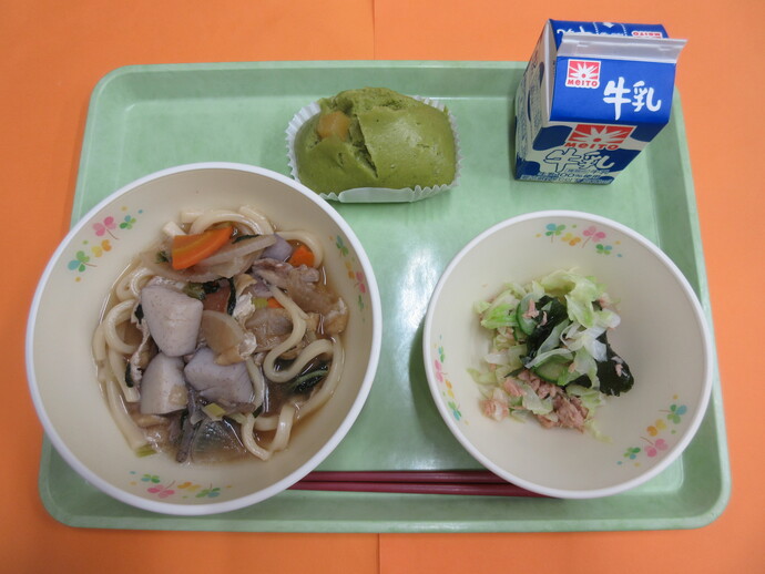 10月14日の給食　けんちんうどん ツナとわかめのあえもの 栗抹茶蒸しパン 牛乳
