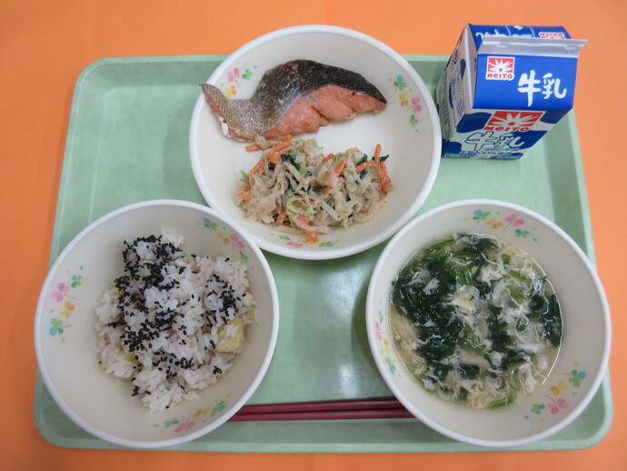 10月15日の給食　さつま芋ごはん かきたま汁 鮭の照り焼き 茹野菜ごまだれかけ 牛乳