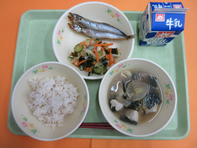 10月21日の給食　ごまご飯 田舎汁 焼きししゃも 和風あえ 牛乳