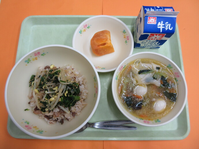 10月22日の給食　ビビンバ ワンタンスープ 柿 牛乳