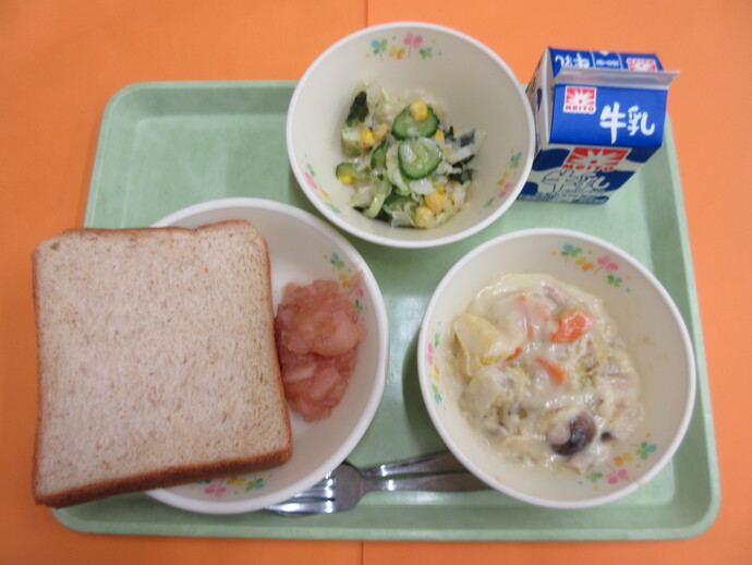 10月23日の給食　胚芽食パン 手作りりんごジャム 秋のクリーム煮 わかめサラダ 牛乳