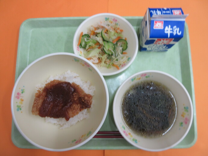 10月24日の給食　味噌カツ丼 沢煮わん キャベツの即席漬け 牛乳