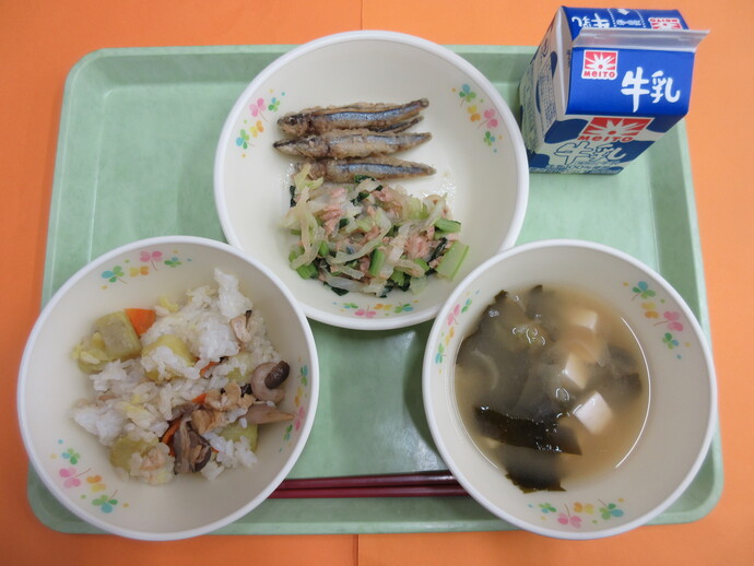 今日の給食　秋の香りご飯 味噌汁 きびなご揚げ 野菜とツナのあえもの 牛乳
