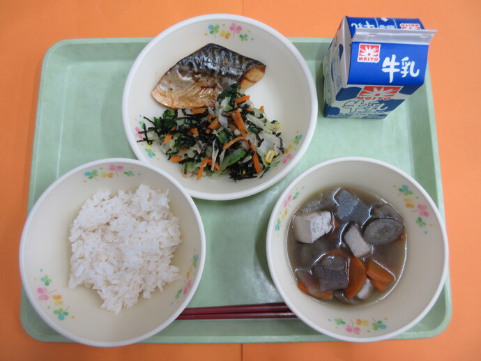10月30日の給食　ご飯 けんちん汁 さばの文化干し 磯あえ 牛乳