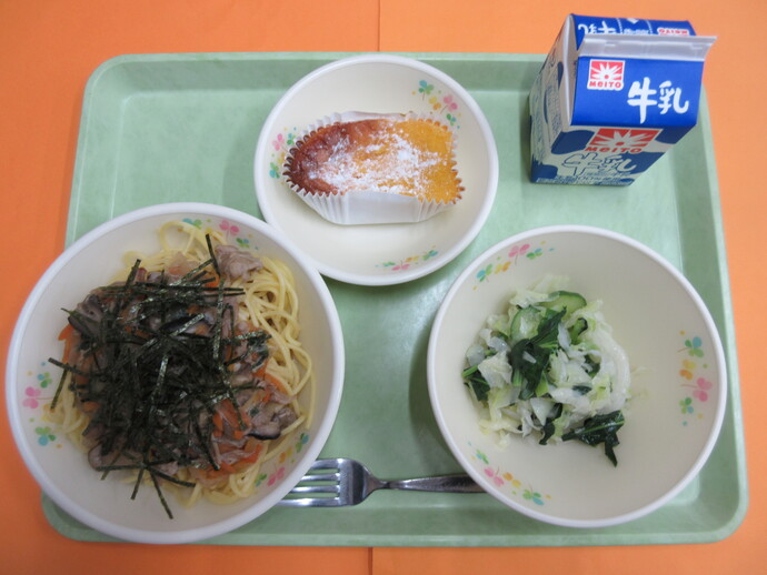 10月31日の給食　きのこスパゲティ グリーンサラダ かぼちゃのチーズケーキ 牛乳
