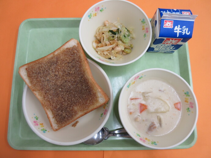 11月4日の給食 セサミトースト クリームシチュー ビーンズサラダ 牛乳