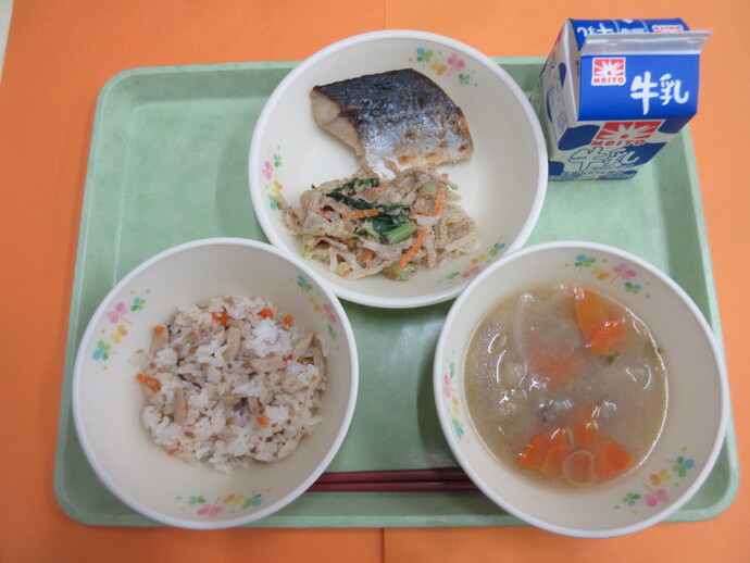 11月5日の給食 高野豆腐ご飯 根菜汁 さわらの西京焼き 茹野菜ごまだれかけ 牛乳