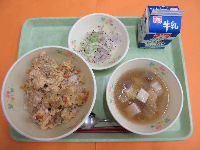 11月7日の給食 豚肉と卵とじ丼 田舎汁 ゆかり漬け 牛乳