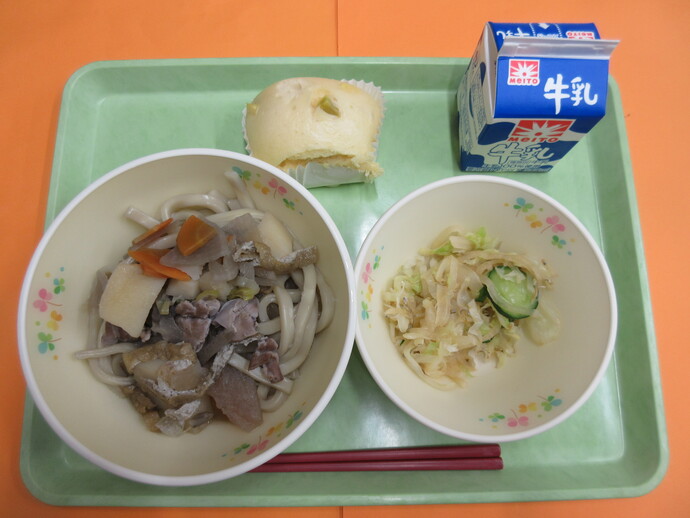11月11日の給食 しっぽくうどん じゃこあえ さつまいも蒸しパン 牛乳
