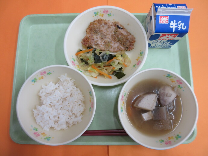 11月20日の給食 ご飯 けんちん汁 豚肉のごまみそ焼き 和風あえ 牛乳
