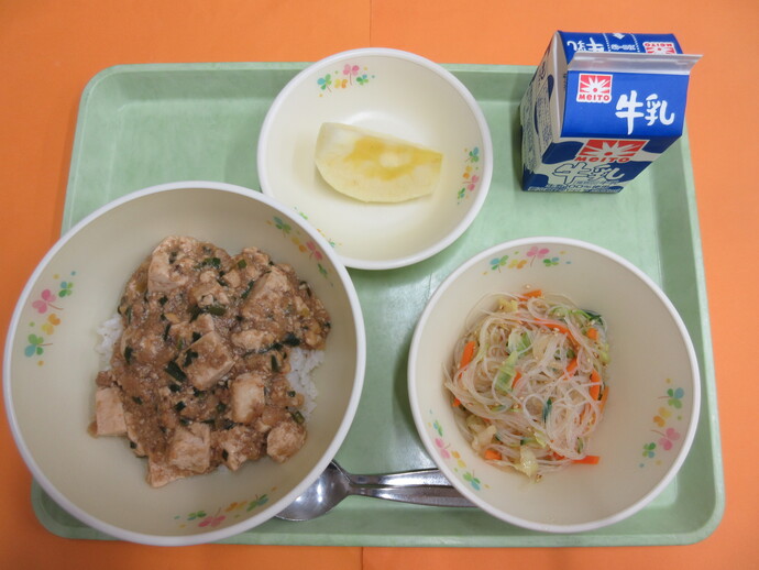 11月25日の給食 マーボー丼 バンウースー りんご 牛乳