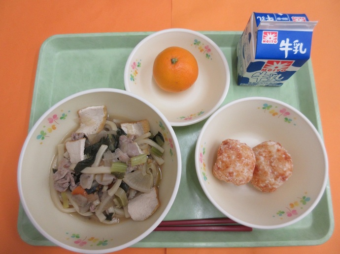 11月28日の給食 味噌煮込みうどん じゃがまる みかん 牛乳