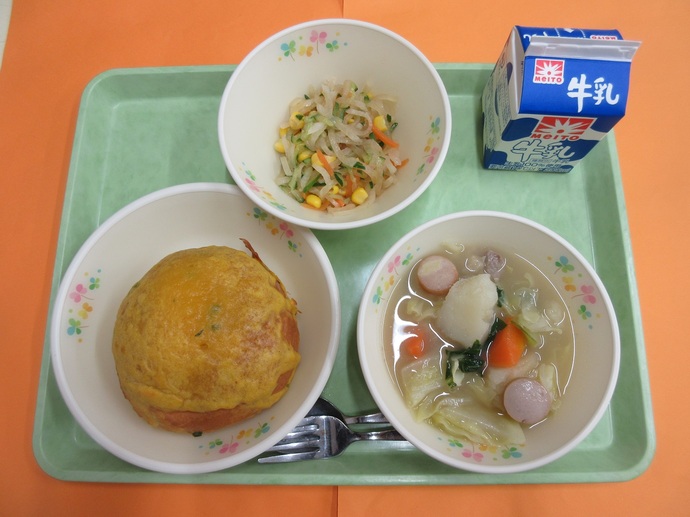 12月2日の給食 にんじんビスキュイパン ポトフ ダイコーンサラダ 牛乳