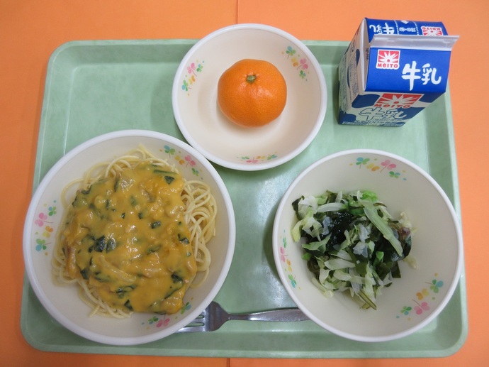 12月3日の給食 有機かぼちゃのクリームソーススパゲティ 海藻サラダ みかん 牛乳