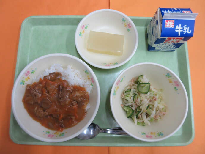 12月6日の給食 ハヤシライス ツナサラダ りんごかん 牛乳