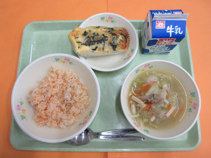 12月9日の給食 キャロットライス ペイザンヌスープ ツナとほうれん草のキッシュ風 牛乳
