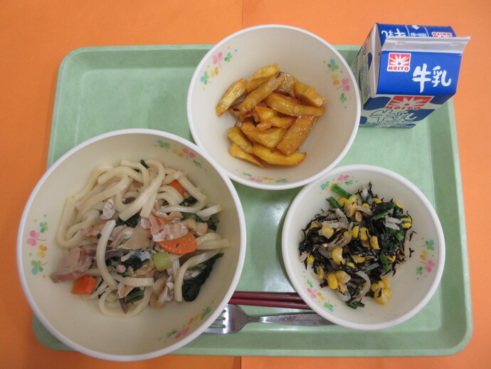 12月10日の給食 けんちんうどん ひじきあえ キャラメルポテト 牛乳