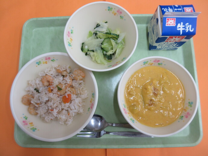 12月11日の給食 えびピラフ ひまわりシチュー グリーンサラダ 牛乳