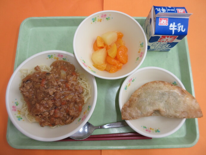 12月15日の給食 ジャージャー麺 ジャンボぎょうざ ミックスフルーツ 牛乳